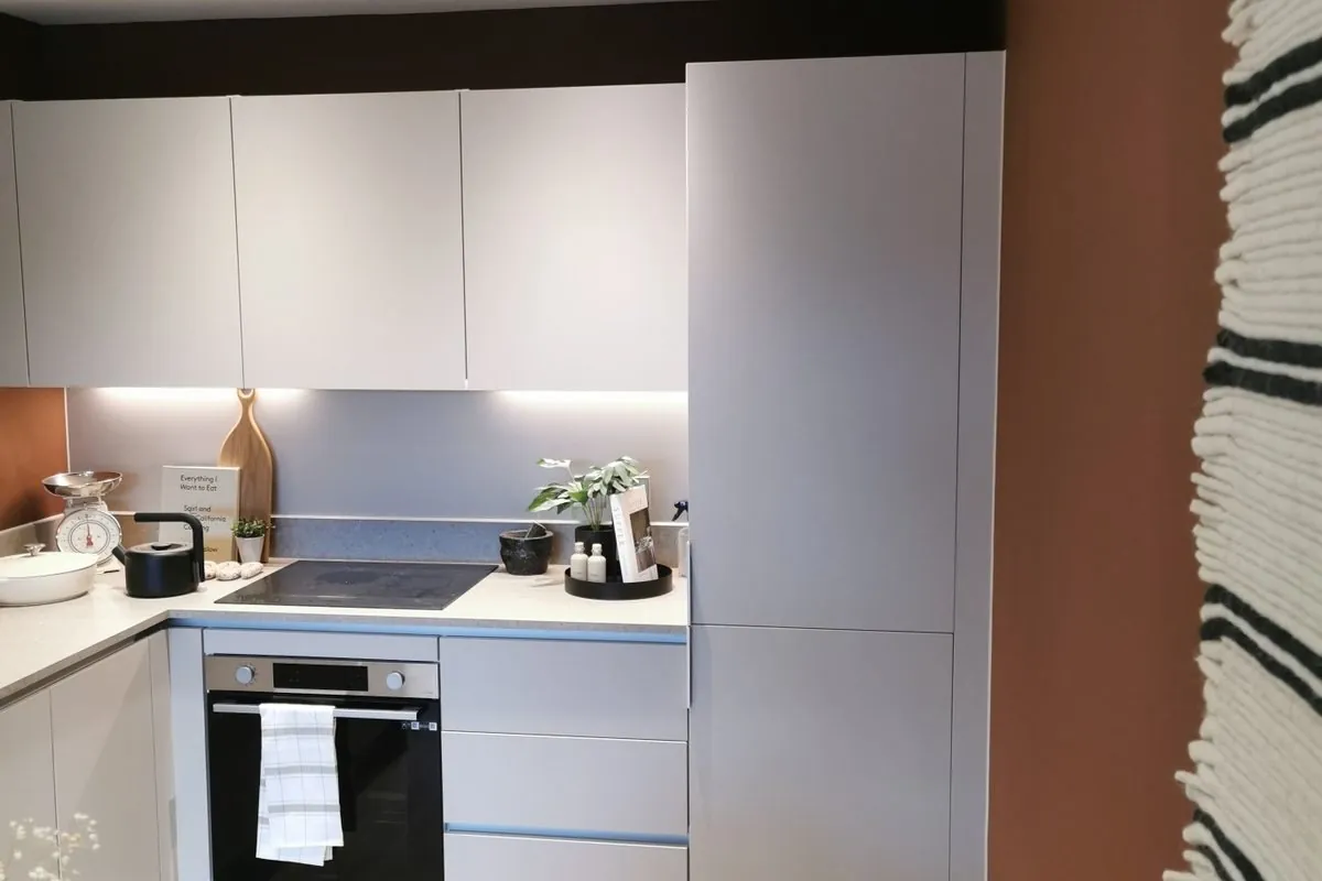Finished white apartment kitchen at Hockley Mills